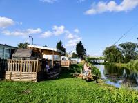 Notre pécheur au bord de son mobil home pour une pleine tranquillité