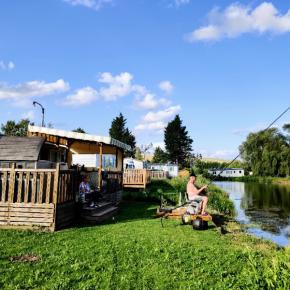 Notre pécheur au bord de son mobil home pour une pleine tranquillité